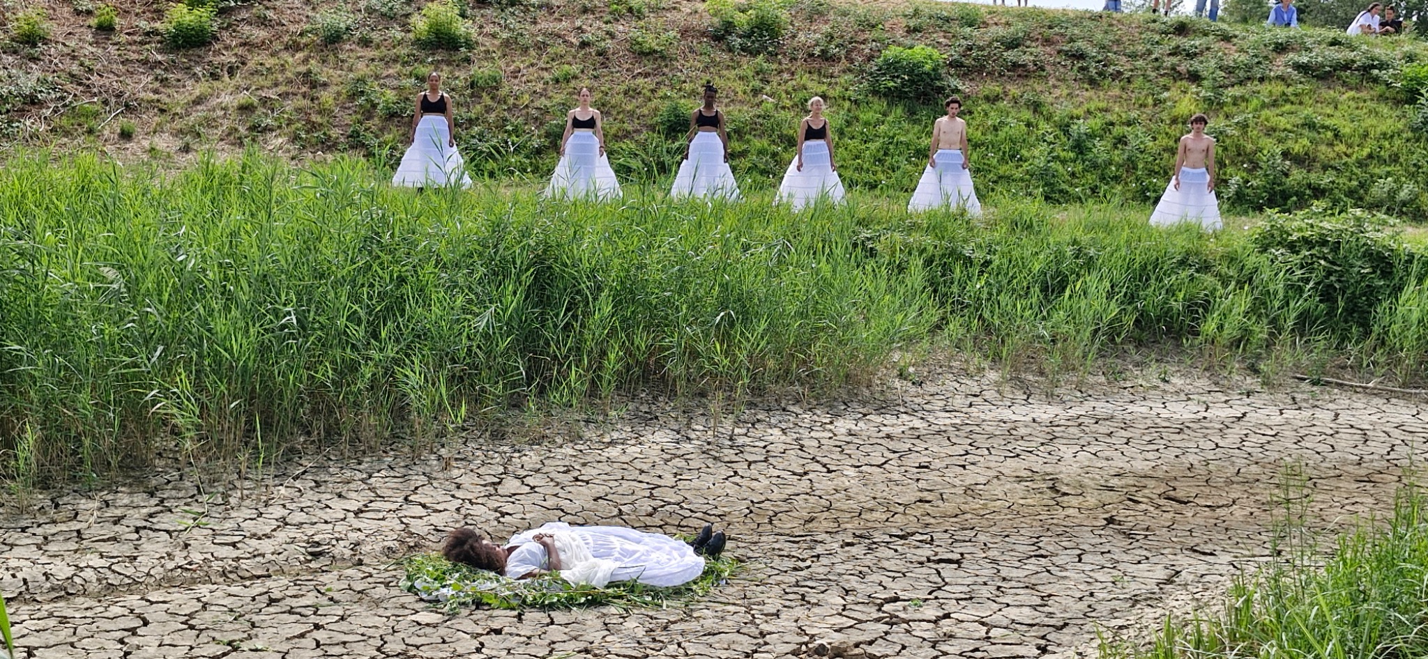 Interprètes disposés dans le paysage du Fort Médoc
